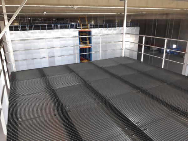 Mertens Metaal - Zwevend platform + trap binnen en buiten Mertens Metaal - Zwevend platform + trap binnen en buiten